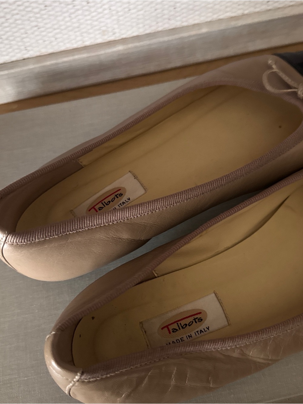 Classic Two-Tone Leather Ballet Flats in Beige and Black - Size 8.5 - Picture 5 of 7
